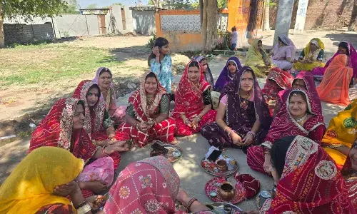 महुआ में दशा माता की पूजा अर्चना में महिलाओं की उमड़ी आस्था