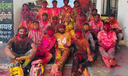 फोटोग्राफरों ने मनाया रंगों का त्यौहार, एक दूसरे को लगाया रंग गुलाल