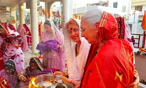 मेवाड़ की संस्कृति के रंग में रंगी फ्रांसीसी कलाकार: ऐना लॉरे पूलां ने उदयपुर में की दशा माता की पूजा मेवाड़ की संस्कृति के रंग में रंगी फ्रांसीसी कलाकार: ऐना लॉरे पूलां ने उदयपुर में की दशा माता की पूजा