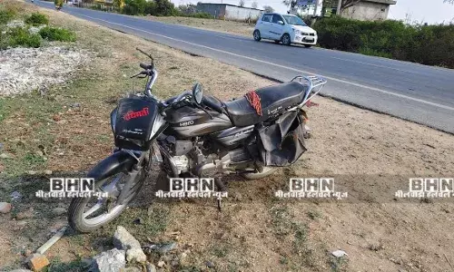 अज्ञात वाहन ने बाइक को मारी टक्कर, दो गंभीर घायल