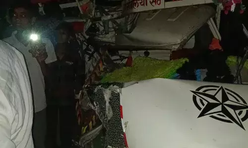 चित्तौड़गढ़ में भीषण सड़क हादसा: कंटेनर और पिकअप की भिड़ंत में 2 श्रद्धालुओं की मौत, 15 घायल चित्तौड़गढ़ में भीषण सड़क हादसा: कंटेनर और पिकअप की भिड़ंत में 2 श्रद्धालुओं की मौत, 15 घायल