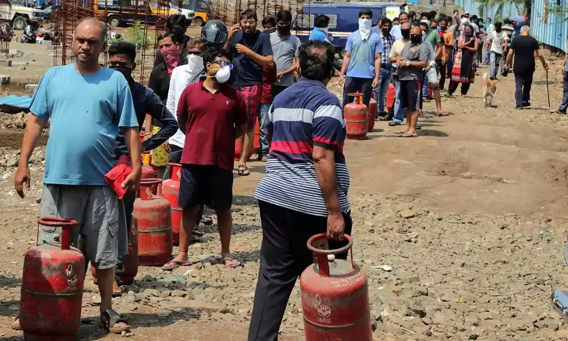 ऊर्जा संकट के बीच LPG की किल्लत, सिलेंडर की लाइन में खड़े बुजुर्ग की मौत