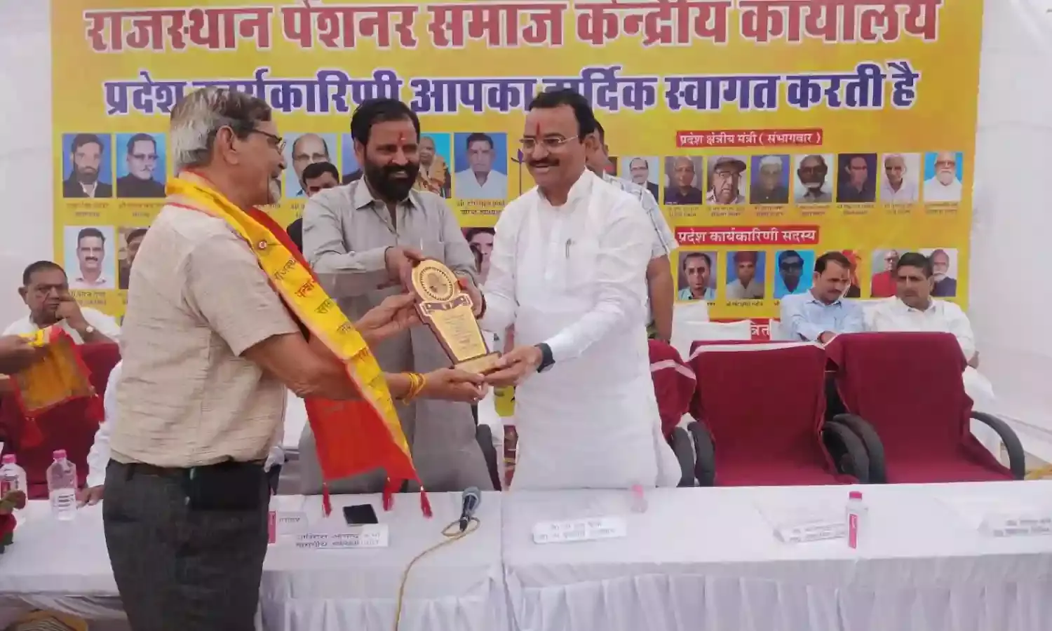 पेंशनर्स हितों के पैरोकार डी एस नकाराजी की मूर्ति का अनावरण