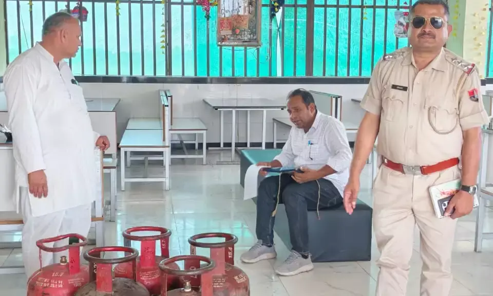 गंगापुर में प्रशासन की बड़ी कार्रवाई: होटल-रेस्टोरेंटों पर छापेमारी, 8 घरेलू गैस सिलेंडर जब्त