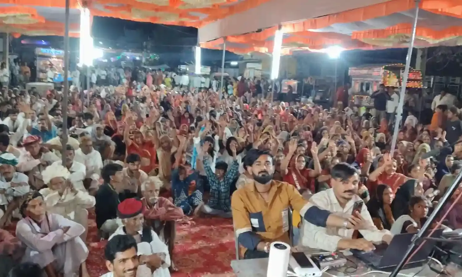 रंग गुलाल और जयकारों के बीच मेला ग्राउंड पहुंचे ठाकुरजी, भजन संध्या में उमड़ा जनसैलाब