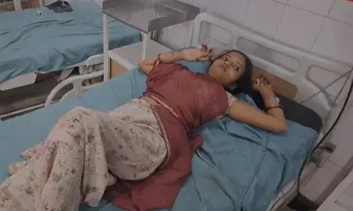 नेशनल हाईवे 162 पर हादसा, ट्रक की टक्कर से इको कार सवार आधा दर्जन युवतियां घायल नेशनल हाईवे 162 पर हादसा, ट्रक की टक्कर से इको कार सवार आधा दर्जन युवतियां घायल