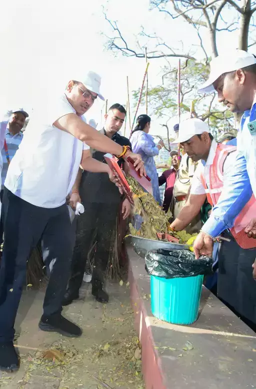 मुख्यमंत्री ने झाड़ू लगाकर दिया स्वच्छता का संदेश: सफाईकर्मियों को सौंपी पीपीई किट मुख्यमंत्री ने झाड़ू लगाकर दिया स्वच्छता का संदेश: सफाईकर्मियों को सौंपी पीपीई किट