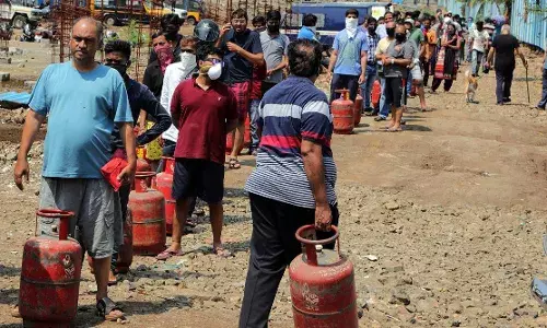ऊर्जा संकट के बीच LPG की किल्लत, सिलेंडर की लाइन में खड़े बुजुर्ग की मौत ऊर्जा संकट के बीच LPG की किल्लत, सिलेंडर की लाइन में खड़े बुजुर्ग की मौत