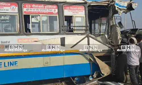 खारी नदी पुलिया पर काल बनकर दौड़ा ट्रेलर: रोडवेज बस के उड़े परखच्चे, चालक परिचालक सहित चार चोटिल,गैस कटर से काटनी पड़ी केबिन