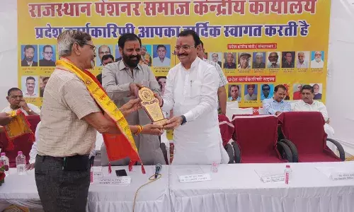 पेंशनर्स हितों के पैरोकार डी एस नकाराजी की मूर्ति का अनावरण