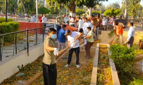 जिला कलक्टर, विधायक ने थामे झाडू, दिया स्वच्छता का संदेश