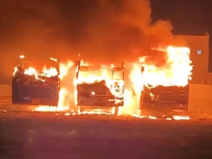 इंदौर में भीषण अग्निकांड: पार्किंग में खड़ी 3 बसें जलकर खाक, ट्रैफिक पुलिसकर्मी की तत्परता से टला बड़ा हादसा इंदौर में भीषण अग्निकांड: पार्किंग में खड़ी 3 बसें जलकर खाक, ट्रैफिक पुलिसकर्मी की तत्परता से टला बड़ा हादसा