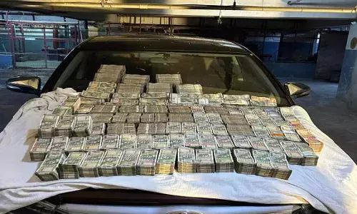 फॉर्च्यूनर कार से डेढ़ करोड़ रुपए कैश बरामद, दिल्ली का कारोबारी हिरासत में फॉर्च्यूनर कार से डेढ़ करोड़ रुपए कैश बरामद, दिल्ली का कारोबारी हिरासत में