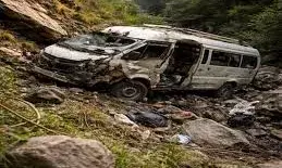 नेपाल में बड़ा सड़क हादसा, खाई में गिरी माइक्रोबस, 7 भारतीय श्रद्धालुओं की मौत नेपाल में बड़ा सड़क हादसा, खाई में गिरी माइक्रोबस, 7 भारतीय श्रद्धालुओं की मौत