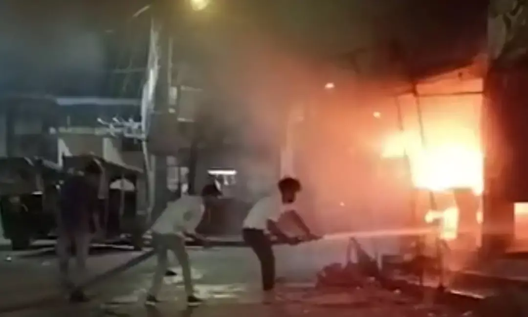 पाली में दिल दहला देने वाला अग्निकांड: आग की लपटों में सोए रह गए रिटायर्ड टीचर, जिंदा जलकर दर्दनाक मौत पाली में दिल दहला देने वाला अग्निकांड: आग की लपटों में सोए रह गए रिटायर्ड टीचर, जिंदा जलकर दर्दनाक मौत