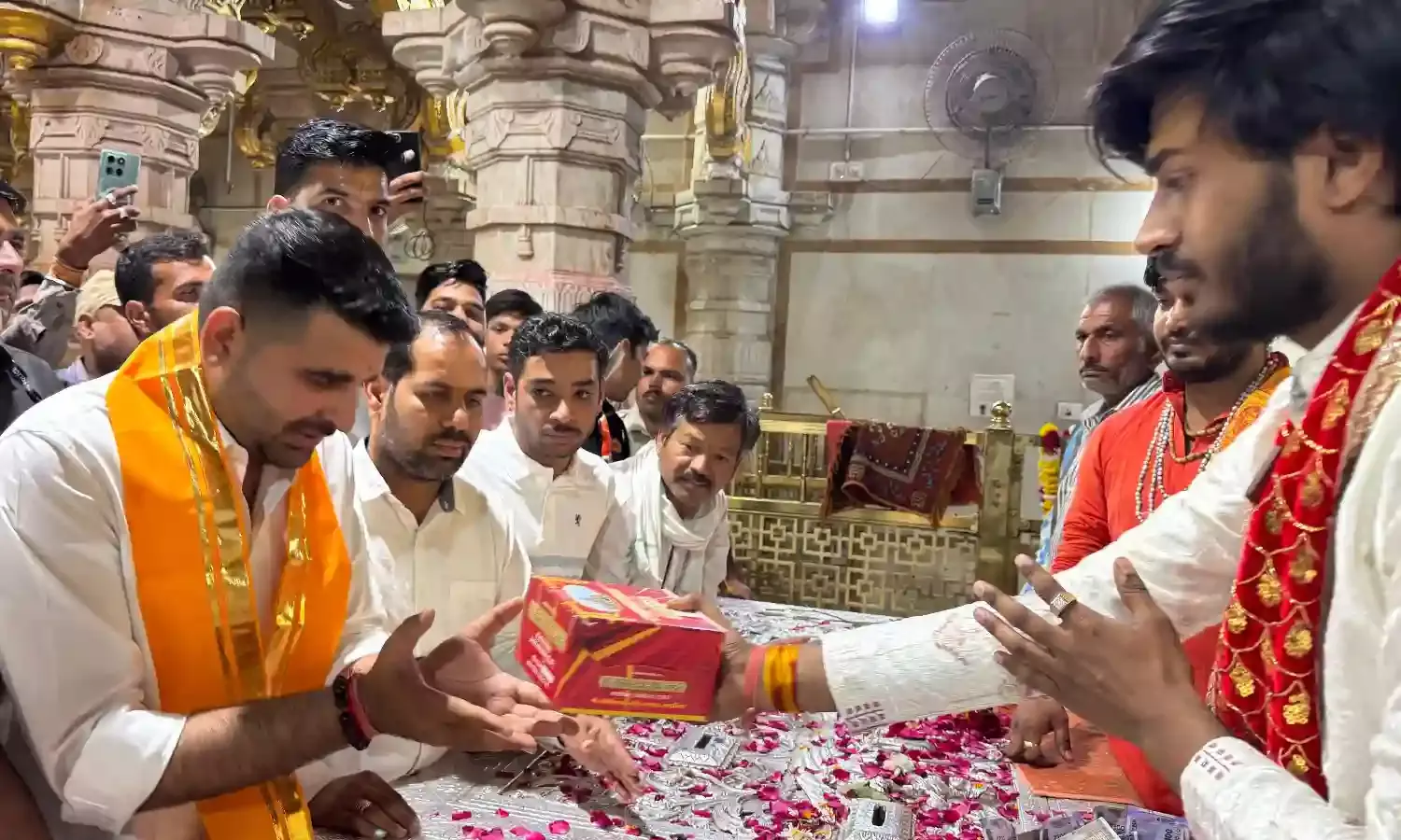 विधायक भाटी ने किए भगवान श्री सांवलिया सेठ के दर्शन। विधायक भाटी ने किए भगवान श्री सांवलिया सेठ के दर्शन।