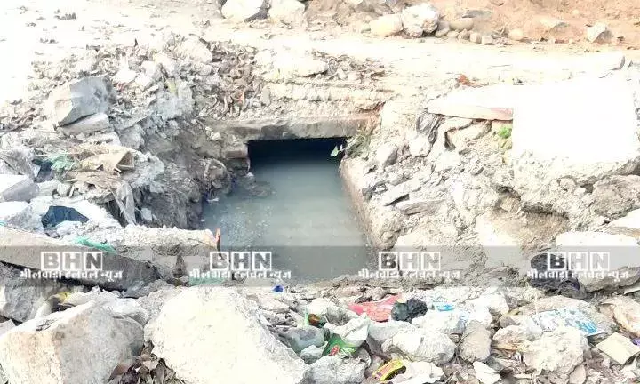 गड्ढा बना मुसीबत का दरवाजा: सिंधी कॉलोनी के मुहाने पर टूटी नाली से राहगीर बेहाल