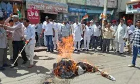 एलपीजी गैस के बढ़े दामों को लेकर कांग्रेस कार्यकर्ताओं ने किया विरोध प्रदर्शन