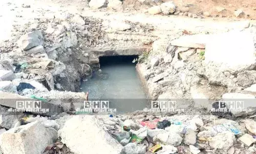 गड्ढा बना मुसीबत का दरवाजा: सिंधी कॉलोनी के मुहाने पर टूटी नाली से राहगीर बेहाल गड्ढा बना मुसीबत का दरवाजा: सिंधी कॉलोनी के मुहाने पर टूटी नाली से राहगीर बेहाल