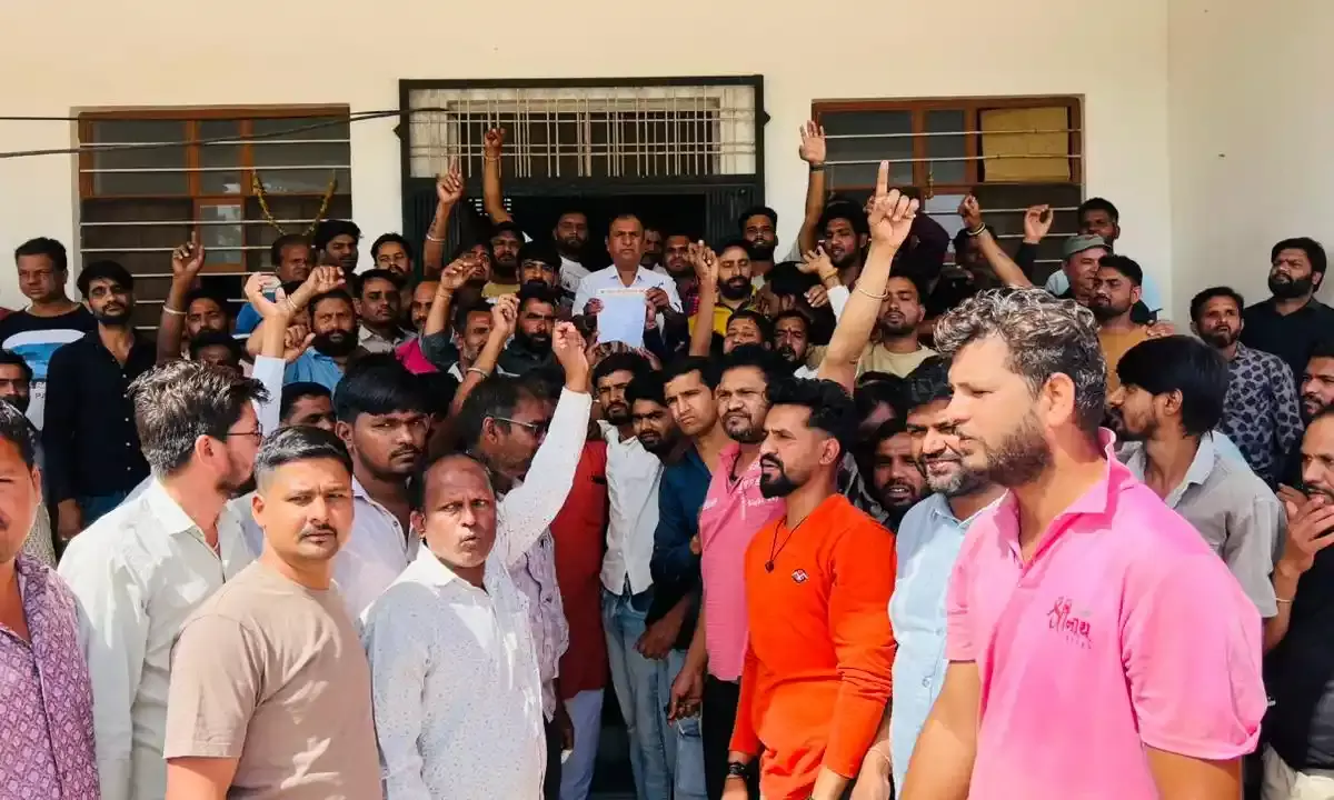 रायला में तरुण खटीक की हत्या के विरोध में बंद, टायर जलाकर जताया रोष, सौंपा ज्ञापन