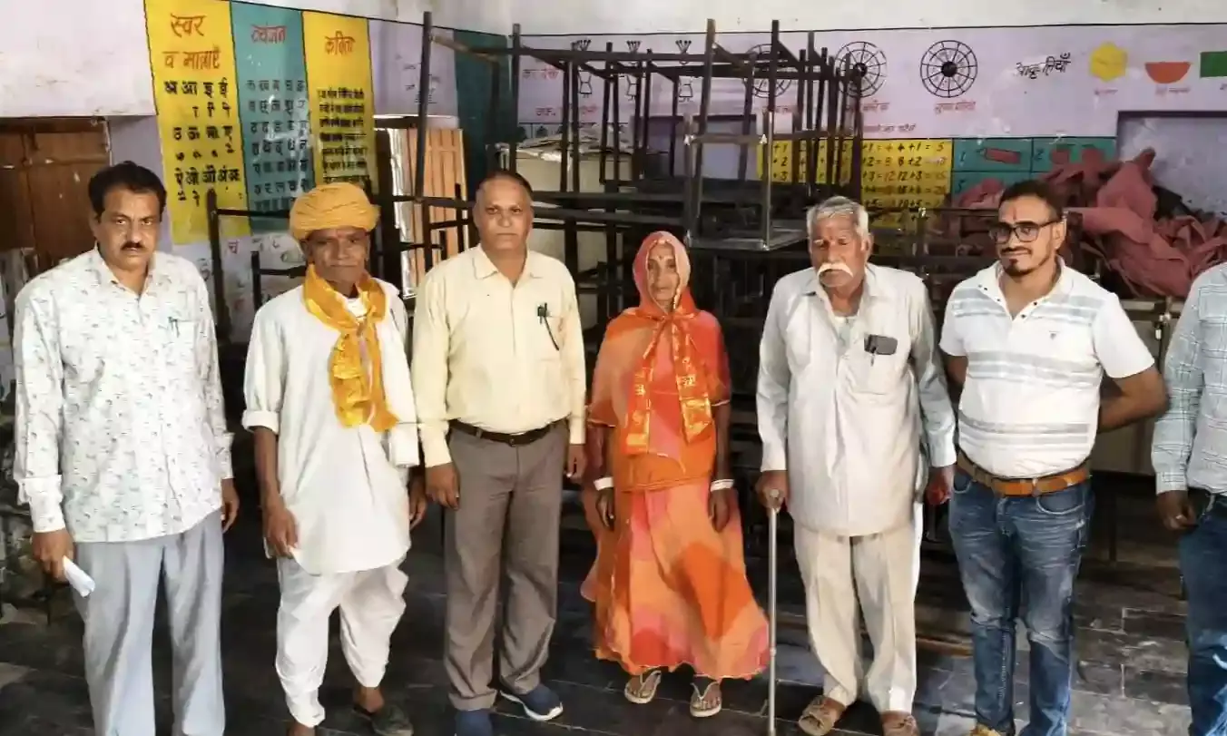 भामाशाहों ने संवारी स्कूल की सूरत: राजकीय विद्यालय को भेंट किए 72 हजार के टेबल-स्टूल और कंप्यूटर भामाशाहों ने संवारी स्कूल की सूरत: राजकीय विद्यालय को भेंट किए 72 हजार के टेबल-स्टूल और कंप्यूटर