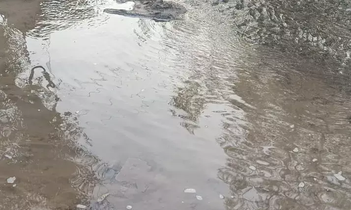 पेयजल संकट के बीच हजारों लीटर पानी व्यर्थ: हलेड रोड पर टेलीकॉम कंपनी की खुदाई से पाइपलाइन क्षतिग्रस्त, प्रशासन मौन पेयजल संकट के बीच हजारों लीटर पानी व्यर्थ: हलेड रोड पर टेलीकॉम कंपनी की खुदाई से पाइपलाइन क्षतिग्रस्त, प्रशासन मौन