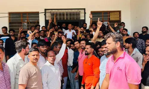 रायला में तरुण खटीक की हत्या के विरोध में बंद, टायर जलाकर जताया रोष, सौंपा ज्ञापन