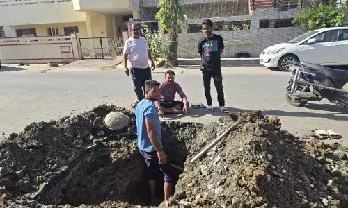जलदाय विभाग की लापरवाही: दो महीने से नाले में बह रहा था अमृत, शिकायत के बाद दुरुस्त हुई पाइपलाइन जलदाय विभाग की लापरवाही: दो महीने से नाले में बह रहा था अमृत, शिकायत के बाद दुरुस्त हुई पाइपलाइन