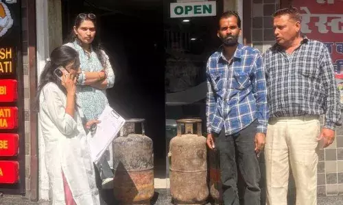 अवैध गैस रिफिलिंग पर प्रशासन का बड़ा प्रहार: घर में चल रहा था खेल, 21 सिलेंडर और 2 रिफिलिंग मशीनें जब्त
