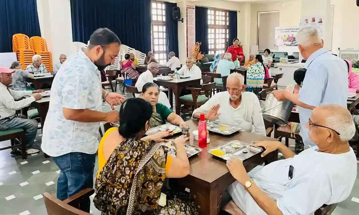 महावीर जयंती महोत्सव: बीजेएस यूथ विंग की अनूठी पहल, फूड ड्राइव के तहत एक साथ 5 स्थानों पर कराया भोजन