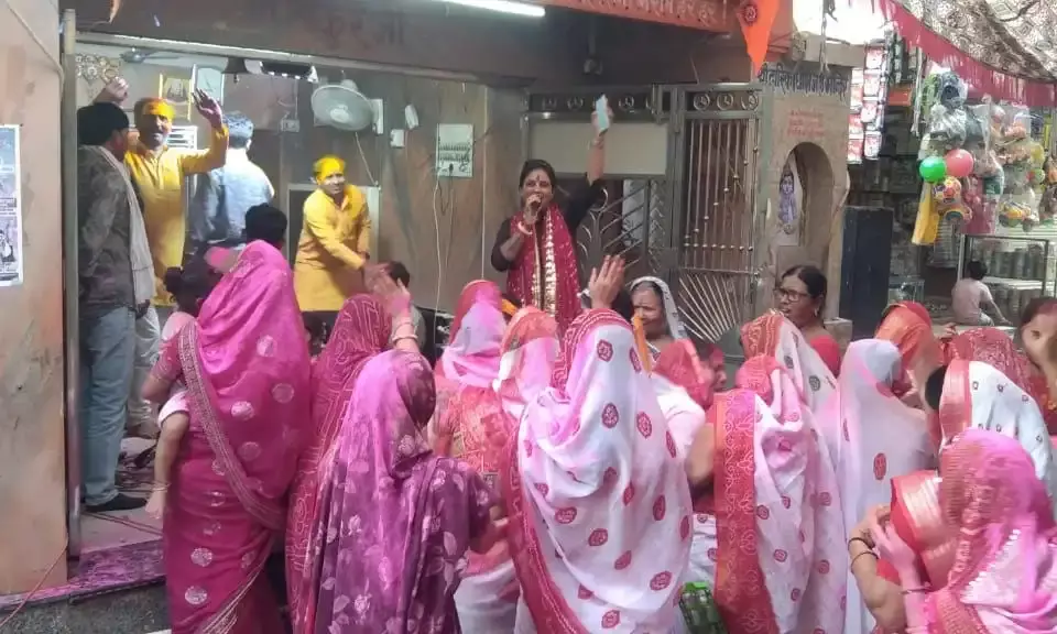 द्वारकाधीश मंदिर में फागोत्सव: महिलाओं ने फूलों से खेली होली, राधा-कृष्ण की आकर्षक झांकी ने मोहा मन