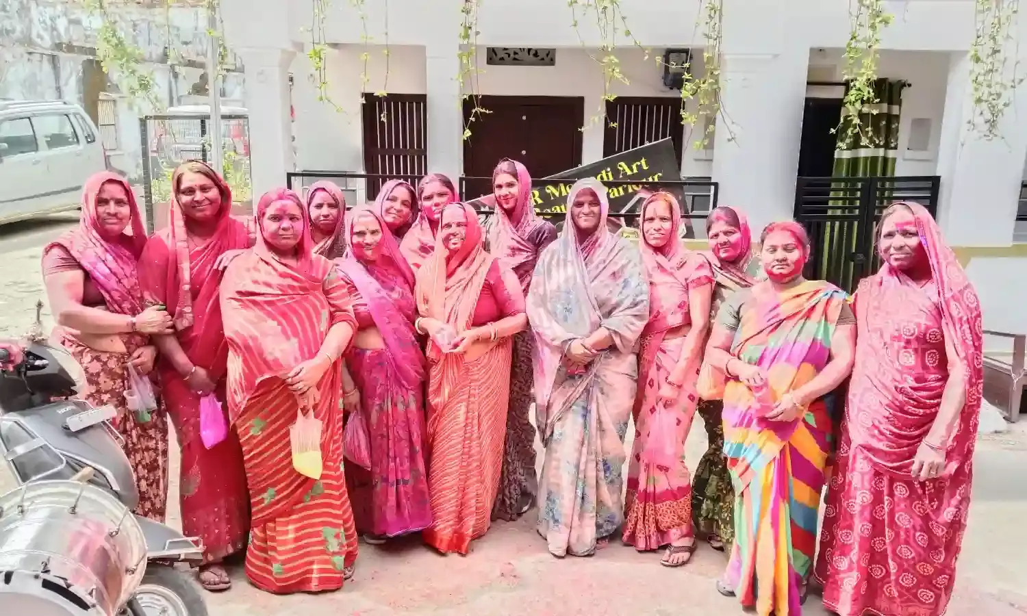 घोसुण्डा गांव में रंग तेरस पर रंगों की होली खेली गैर निकाली