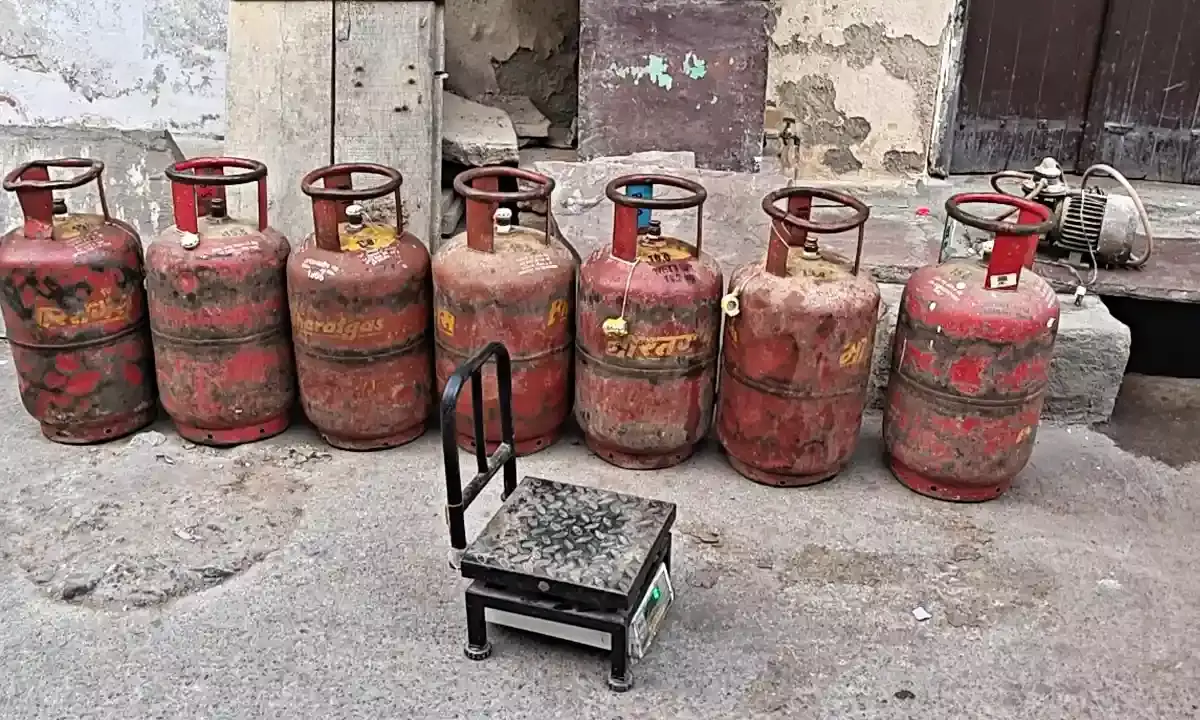 आरके कॉलोनी में प्रशासन का छापा: 17 घरेलू गैस सिलेंडर और रिफिलिंग मशीन जप्त