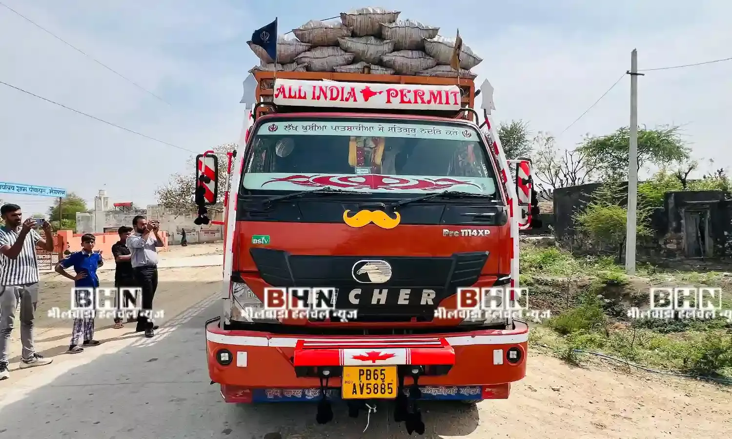 परीक्षा देने जा रहे छात्रों को ट्रक ने कुचला, एक की मौत, दूसरा गंभीर घायल