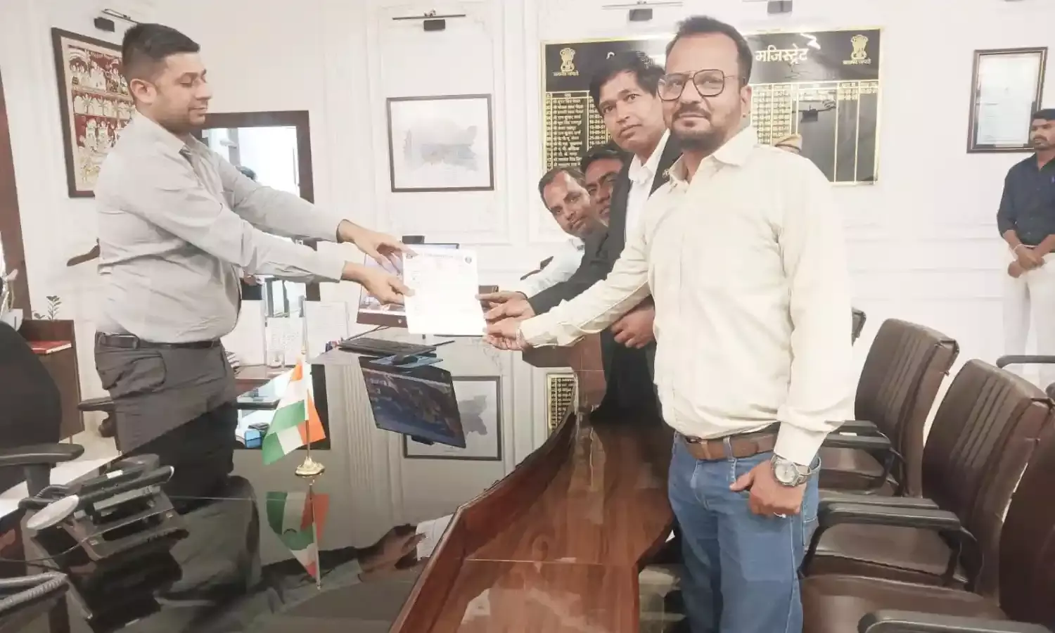 अधिवक्ताओ की समस्याओ को लेकर जिला कलेक्टर को सौपा ज्ञापन