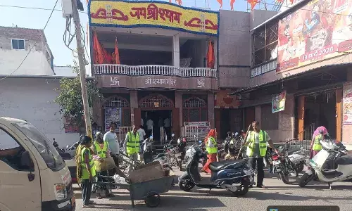 स्वच्छता सप्ताह के तहत सफाई कर्मचारियों द्वारा मंदिरों में किया श्रमदान स्वच्छता सप्ताह के तहत सफाई कर्मचारियों द्वारा मंदिरों में किया श्रमदान