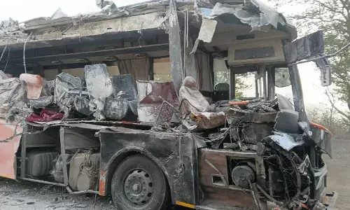 भीषण सड़क हादसा: बस और ट्रोले की भिड़ंत में 5 की मौत, 12 घायल