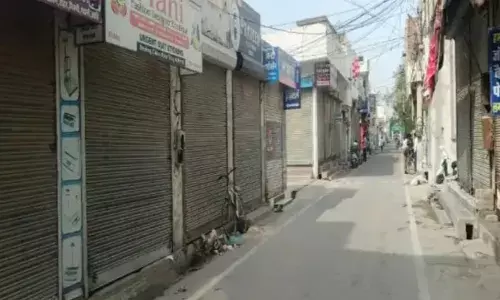 टोल वसूली की अवधि बढ़ाने के खिलाफ पदमपुर पूर्णतया बंद, सड़कों पर उतरी जनता