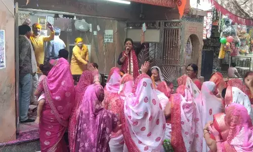 द्वारकाधीश मंदिर में फागोत्सव: महिलाओं ने फूलों से खेली होली, राधा-कृष्ण की आकर्षक झांकी ने मोहा मन