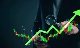 सेंसेक्स 518 अंक उछला, निफ्टी 23,700 के पार; रुपया डॉलर के मुकाबले सुस्त