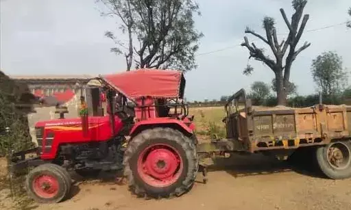 खारी नदी से बजरी लदा ट्रैक्टर-ट्रॉली जब्त