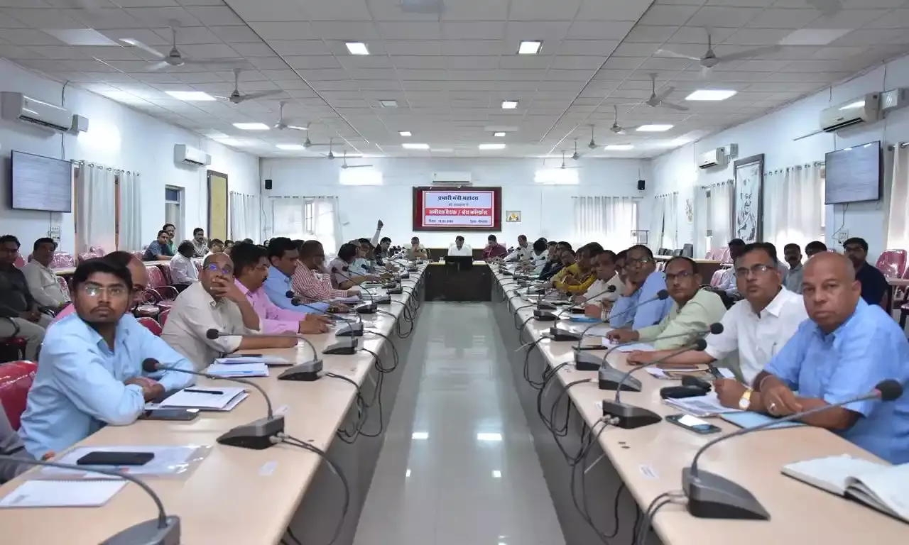 प्रभारी मंत्री का भीलवाड़ा दौरा: उपमुख्यमंत्री ने ली जिला स्तरीय अधिकारियों की बैठक, बजट घोषणाओं की समीक्षा कर दिए कड़े निर्देश