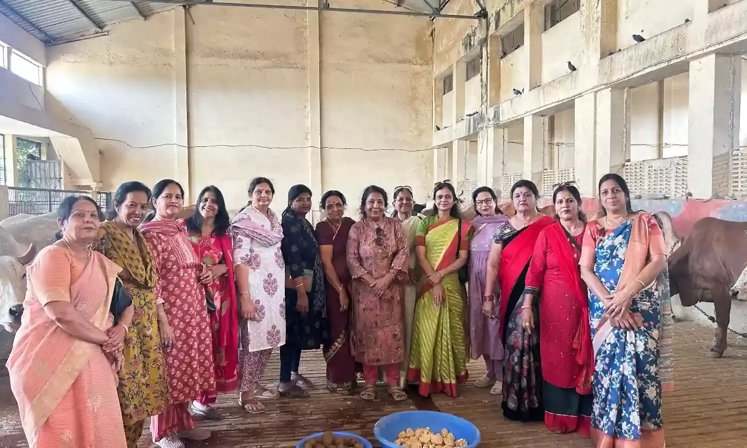 जैन दिवाकर महिला मंडल ने की जीव दया: गौ माताओं को खिलाई लापसी और गुड़