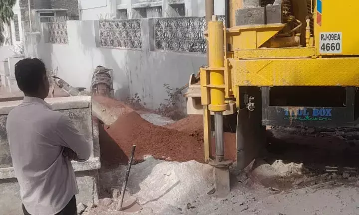 सांसद जोशी व विधायक की अनुशंसा से विकास कार्यों की गंगा; वार्ड 13 में 500 फीट गहरी ट्यूबवेल खुदी