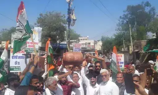महंगाई के खिलाफ कांग्रेस का हल्ला बोल: गैस सिलेंडरों की कीमतों और किल्लत को लेकर केंद्र पर साधा निशाना
