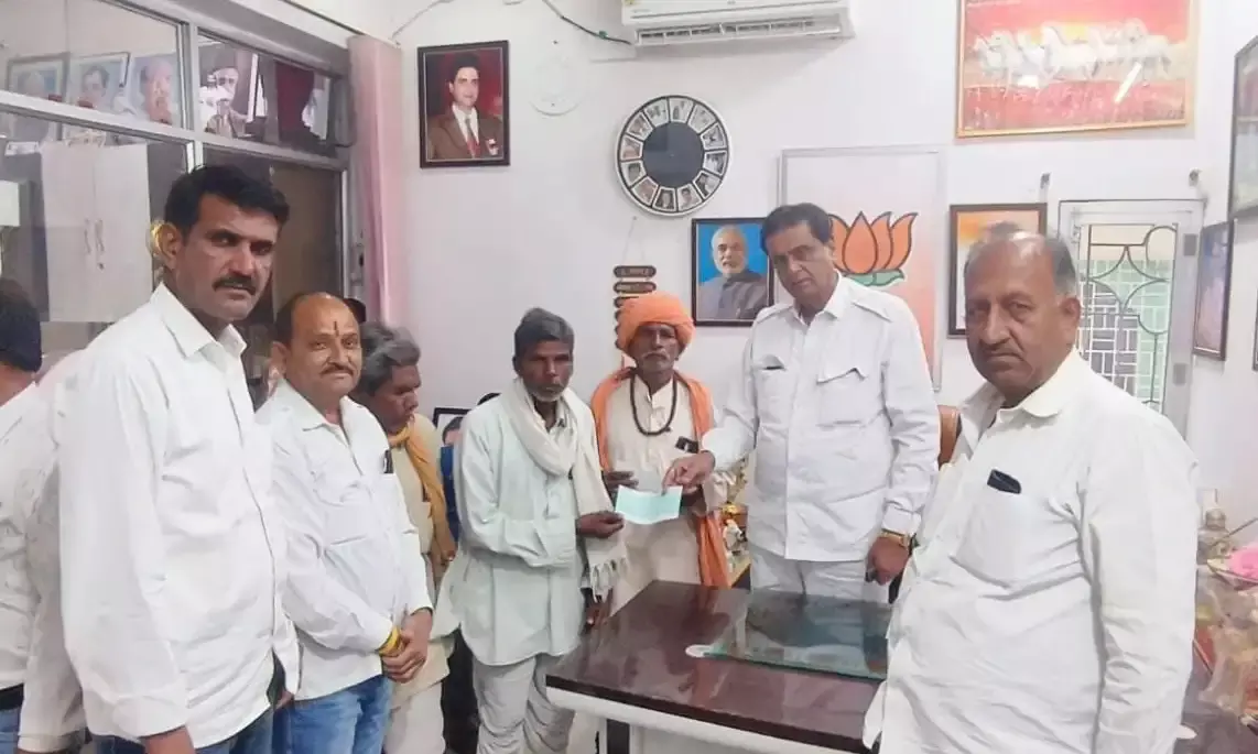 करंट से बकरियों की मौत: विधायक कृपलानी की अनुशंसा पर पीड़ितों को मिला मुआवजा; चेक पाकर खिले चेहरे