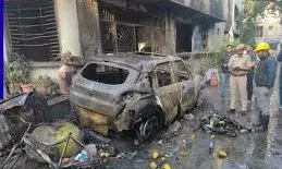 इंदौर में भीषण हादसा: चार्जिंग के दौरान इलेक्ट्रिक कार में शॉर्ट सर्किट से लगी आग, 3 मंजिला मकान ढहा, 8 की मौत