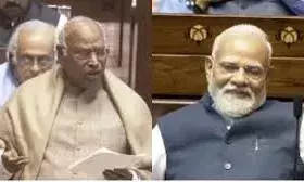 सदन में ठहाके: जब मल्लिकार्जुन खरगे की बात सुनकर खुद को हंसने से नहीं रोक पाए पीएम मोदी सदन में ठहाके: जब मल्लिकार्जुन खरगे की बात सुनकर खुद को हंसने से नहीं रोक पाए पीएम मोदी