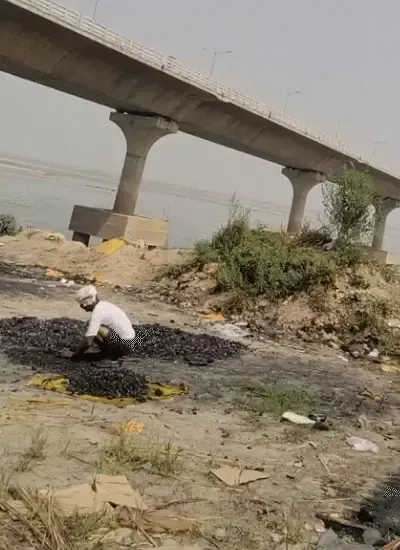 श्मशान की चिताओं से निकलकर होटलों के तंदूर तक पहुँच रहा है मौत का कोयला