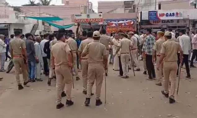 कारुंडा गांव में दो पक्षों में विवाद: पुलिस कार्रवाई के विरोध में थाने पर उमड़ी ग्रामीणों की भीड़